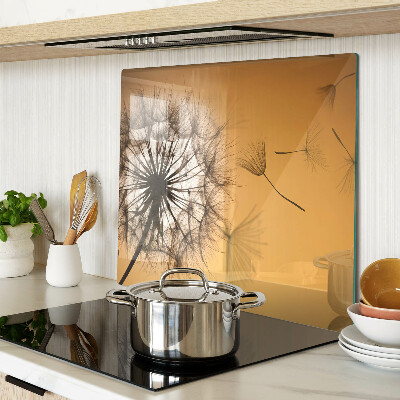 Tábua para corte Dentes-de-leão contra o fundo do pôr do sol