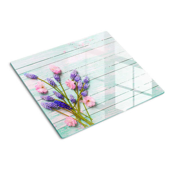 Tábua para cozinha Flores em um fundo de madeira