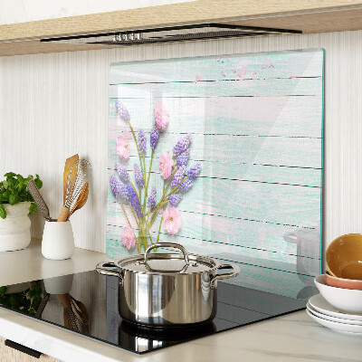 Tábua para cozinha Flores em um fundo de madeira