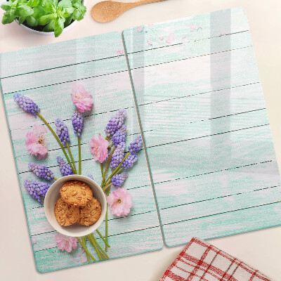 Tábua para cozinha Flores em um fundo de madeira