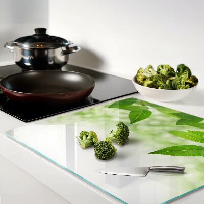 Tábua para corte Folhas contra um fundo de vegetação desfocada