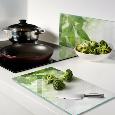 Tábua para corte Folhas contra um fundo de vegetação desfocada