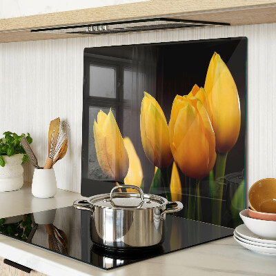 Tábua para corte Tulipas amarelas em um fundo preto