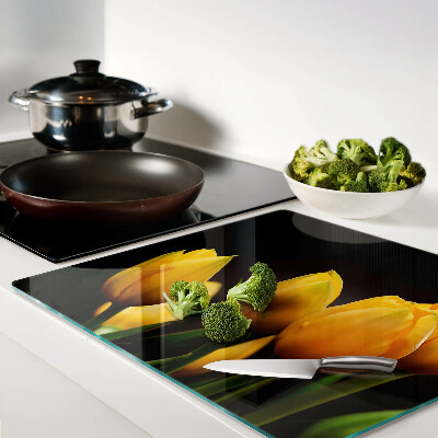 Tábua para corte Tulipas amarelas em um fundo preto