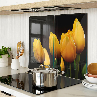 Tábua para corte Tulipas amarelas em um fundo preto