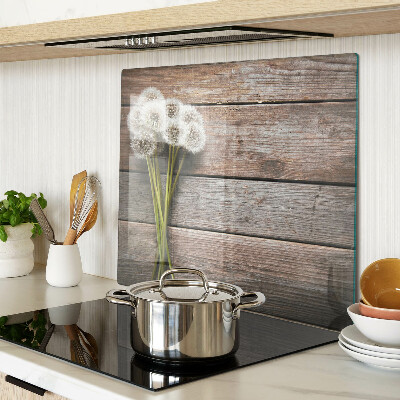 Tábua para corte Flores de dente-de-leão em um fundo de madeira