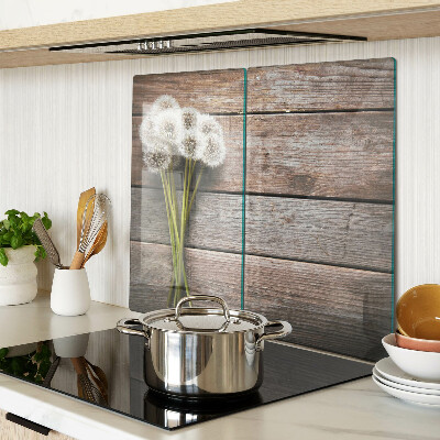 Tábua para corte Flores de dente-de-leão em um fundo de madeira