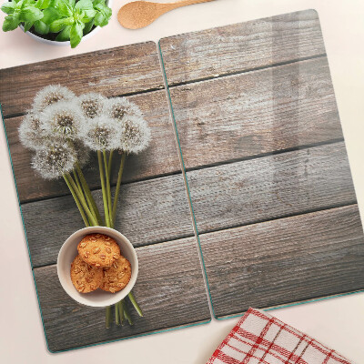 Tábua para corte Flores de dente-de-leão em um fundo de madeira
