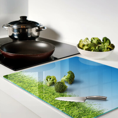 Tábua para corte Prado verde sob um céu azul