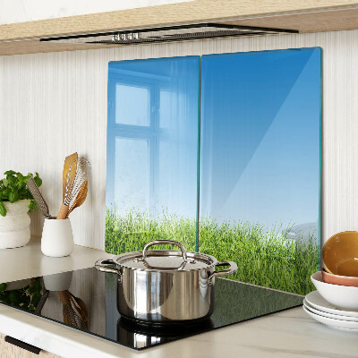 Tábua para corte Prado verde sob um céu azul