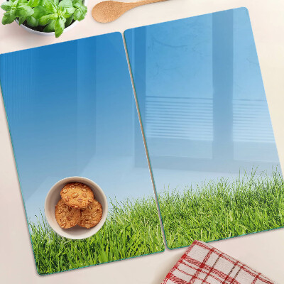 Tábua para corte Prado verde sob um céu azul