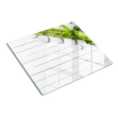 Tábua para corte Bambu e pedras sobre fundo de madeira