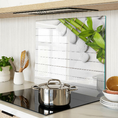 Tábua para corte Bambu e pedras sobre fundo de madeira