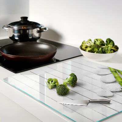 Tábua para corte Bambu e pedras sobre fundo de madeira