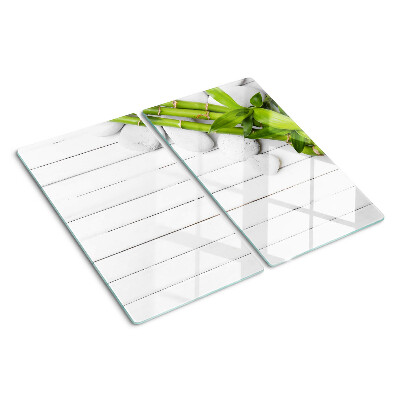 Tábua para corte Bambu e pedras sobre fundo de madeira