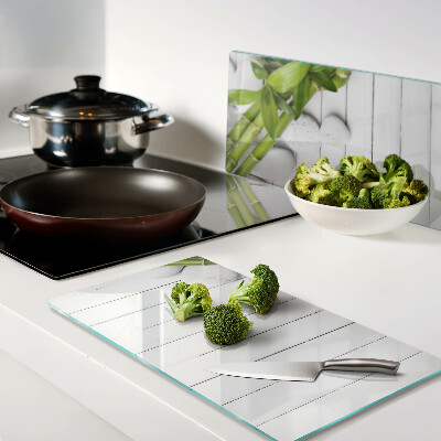 Tábua para corte Bambu e pedras sobre fundo de madeira