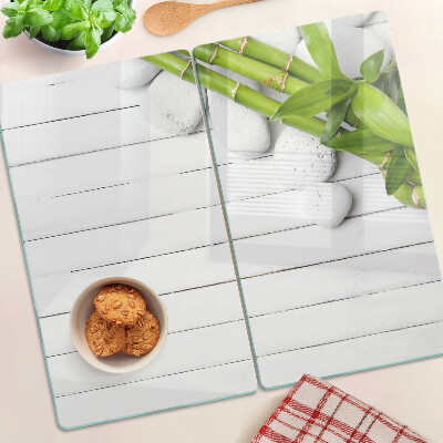 Tábua para corte Bambu e pedras sobre fundo de madeira