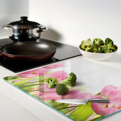 Tábua para corte Tulipas cor de rosa no jardim