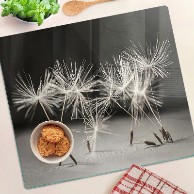 Tábua para cozinha Dentes-de-leão fofos em um fundo monocromático