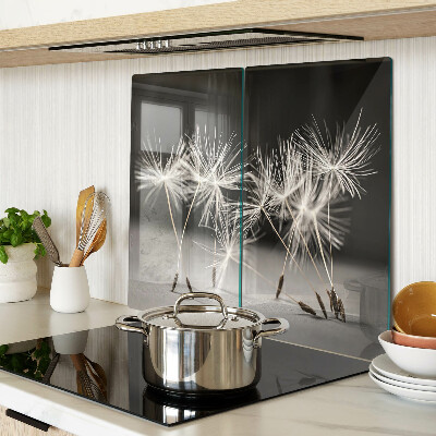 Tábua para cozinha Dentes-de-leão fofos em um fundo monocromático