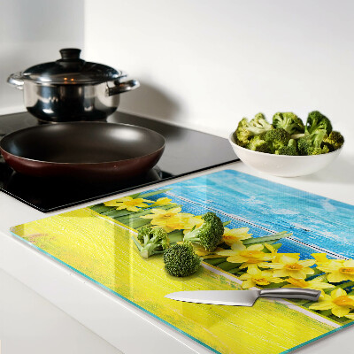 Tábua para corte Flores de narciso contra o céu