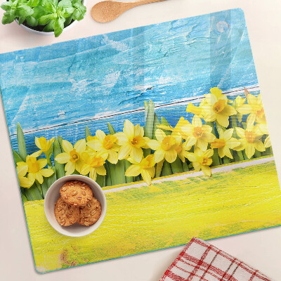 Tábua para corte Flores de narciso contra o céu