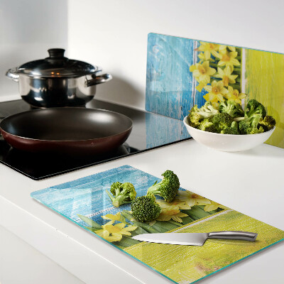 Tábua para corte Flores de narciso contra o céu