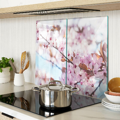 Tábua para corte Flores de cerejeira em um fundo azul