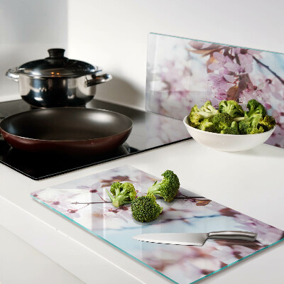 Tábua para corte Flores de cerejeira em um fundo azul