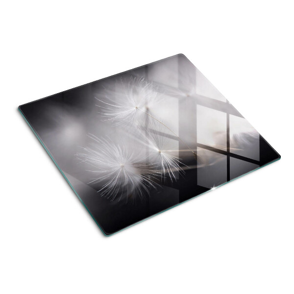 Tábua para corte Dentes-de-leão fofos contra o fundo da janela