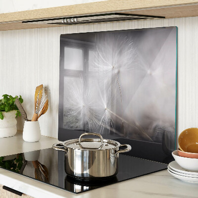 Tábua para corte Dentes-de-leão fofos contra o fundo da janela