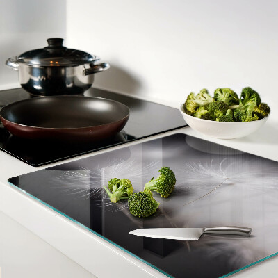 Tábua para corte Dentes-de-leão fofos contra o fundo da janela