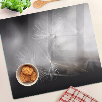 Tábua para corte Dentes-de-leão fofos contra o fundo da janela