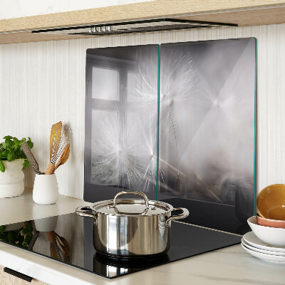 Tábua para corte Dentes-de-leão fofos contra o fundo da janela