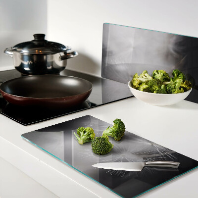 Tábua para corte Dentes-de-leão fofos contra o fundo da janela