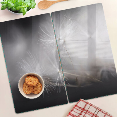 Tábua para corte Dentes-de-leão fofos contra o fundo da janela