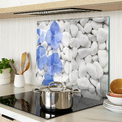 Tábua para corte Flores azuis em pedras brancas