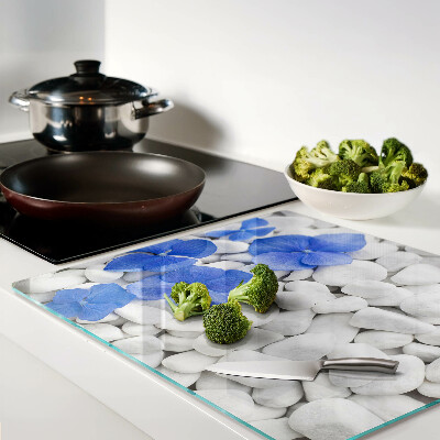 Tábua para corte Flores azuis em pedras brancas