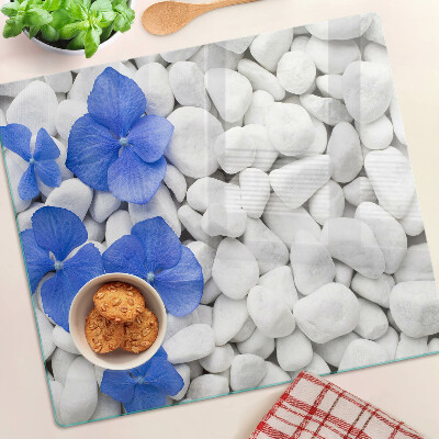 Tábua para corte Flores azuis em pedras brancas