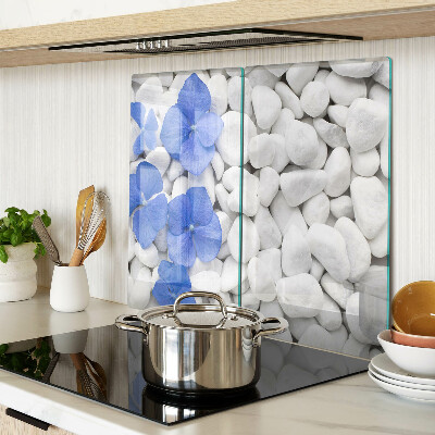 Tábua para corte Flores azuis em pedras brancas