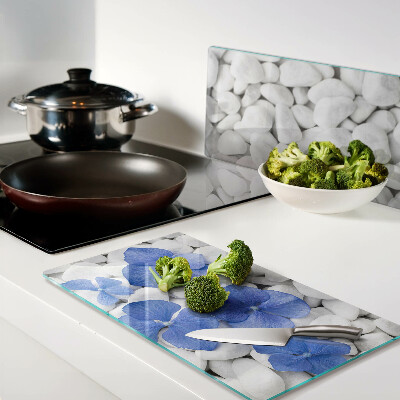 Tábua para corte Flores azuis em pedras brancas