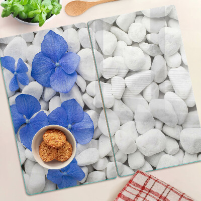 Tábua para corte Flores azuis em pedras brancas