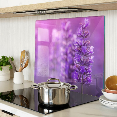 Tábua para corte Flores de lavanda em um fundo roxo