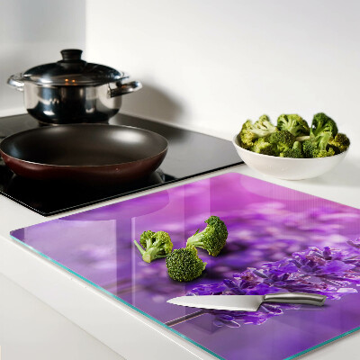 Tábua para corte Flores de lavanda em um fundo roxo