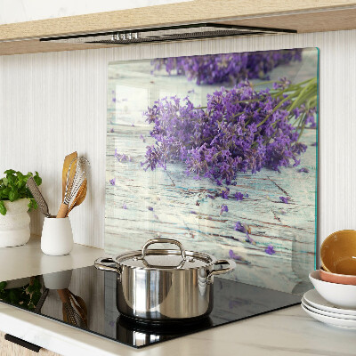Tábua para cozinha Lavanda em um fundo de madeira