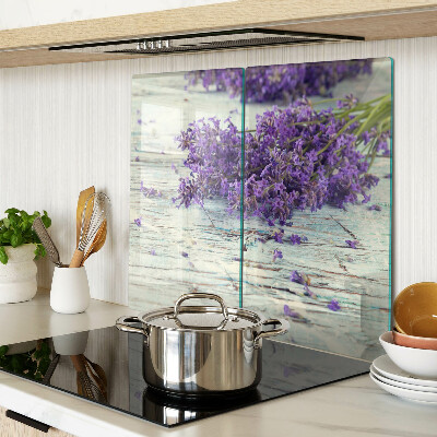Tábua para cozinha Lavanda em um fundo de madeira