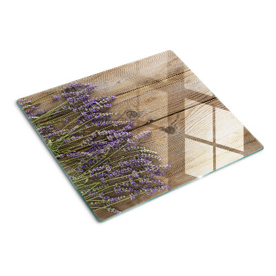 Tábua para corte Lavanda em um fundo de madeira
