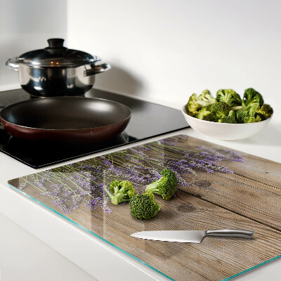 Tábua para corte Lavanda em um fundo de madeira