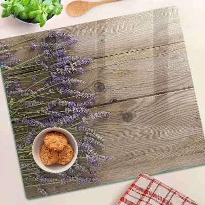 Tábua para corte Lavanda em um fundo de madeira
