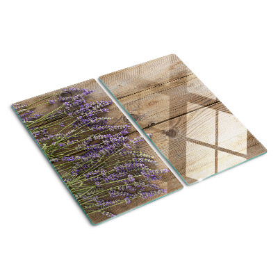 Tábua para corte Lavanda em um fundo de madeira